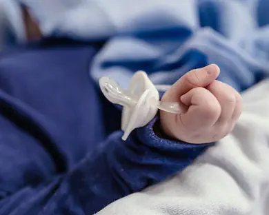 ''האם היתה עדה לפגיעה בבנה הפעוט''