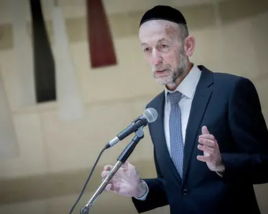 מצוידים במסמכים ומעוכבים כחשודים