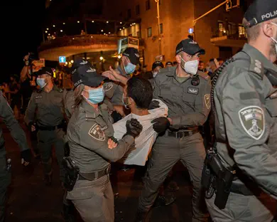 בת 70 נעצרה בהפגנה בירושלים והתעלפה