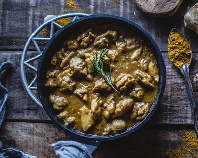 עוף בקארי וחלב קוקוס