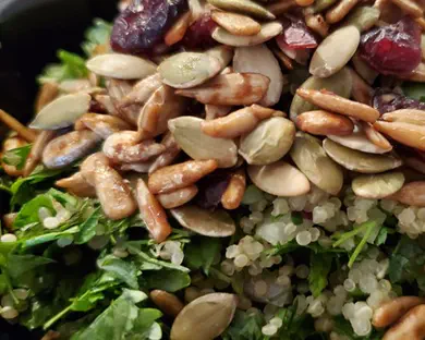 סלט טאבולה קינואה עם פיצוחים וחמוציות