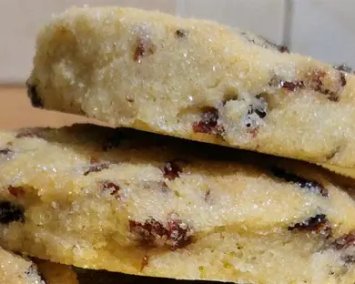 עוגיות פריכות עם חמוציות בציפוי סוכר