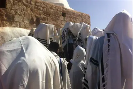 Евреи-паломники у гробницы Аарона Ха-Коэна