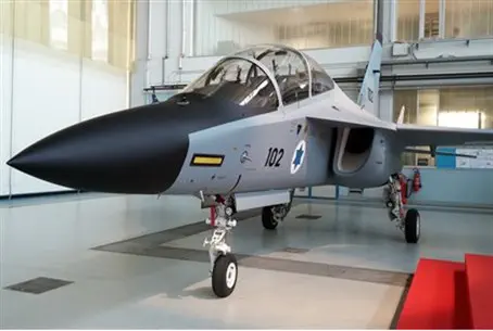 Учебный боевой самолет М-346 "Лави"