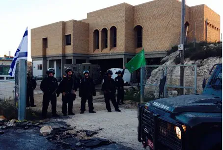Бойцы МАГАВ у ешивы "Од Йосеф Хай"