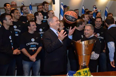Нетаньяху и баскетболисты "Маккаби" 