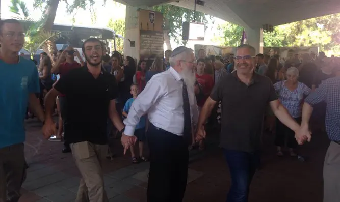 Замминистра обороны танцует с призывниками