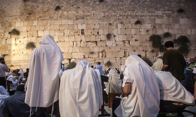 9 Ава: евреи молятся у Западной Стены