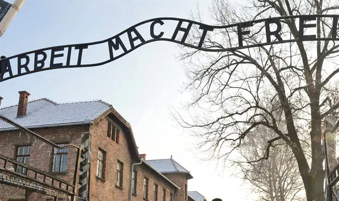 Надпись на входе в концлагерь Освенцим