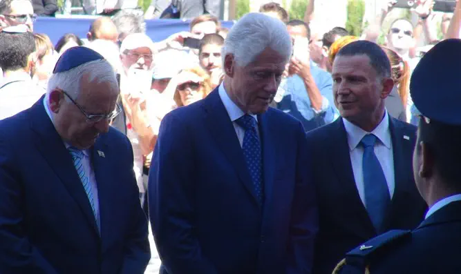 Билл Клинтон, Реувен Ривлин и Юлий Эдельштейн у гроба Шимона Переса 