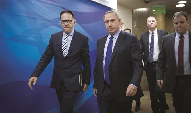 Биньямин Нетаньяху идет на заседание кабинета министров