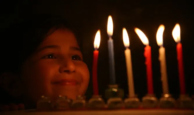 Lighting Chanukah candles (illustration)