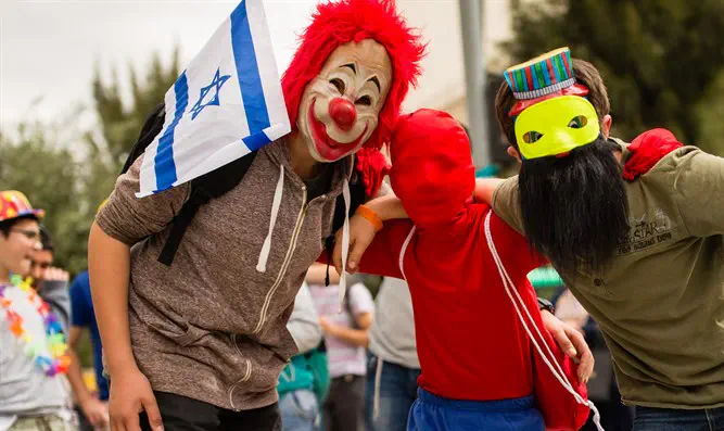 Народ Израиля празднует Пурим