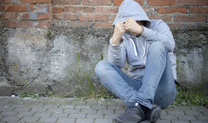 Человек в наручниках (Иллюстрация)