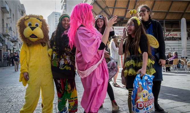 Израильские евреи празднуют Пурим. Иллюстрация