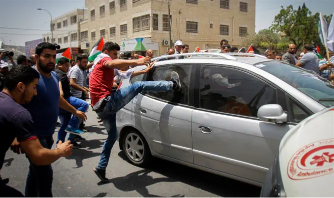 Нападение толпы арабов на израильский автомобиль