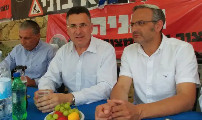 Гидеон Саар в палатке протеста жителей Бейт-Эля