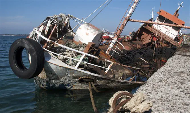 Ship crash sinking boat