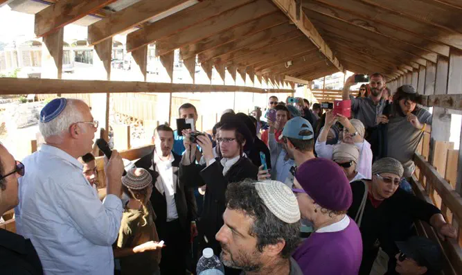 Ури Ариэль приветствует евреев, восходящих на Храмовую гору