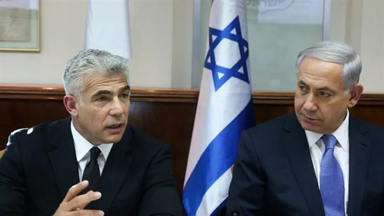 Netanyahu and Lapid at Cabinet Meeting 2014