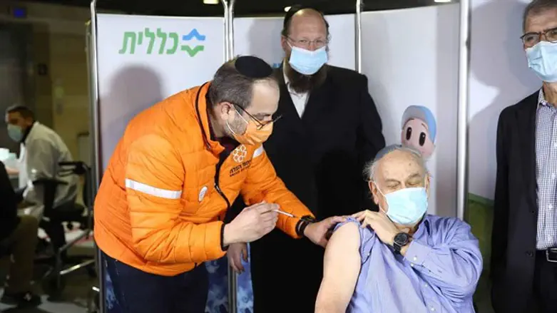 Eli Beer vaccinates elderly Israeli against coronavirus