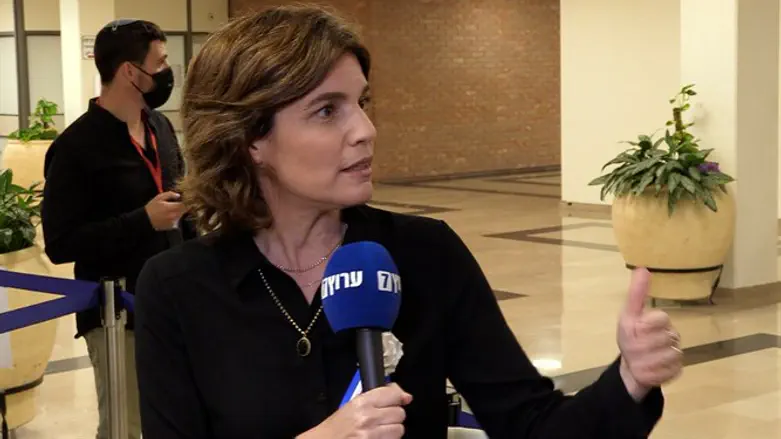 תמר זנדברג בעמדת השידור של ערוץ 7 מיום השבעת הכנסת ה-24