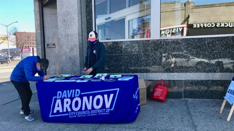 City Council candidate David Aronov’s team collects signatures in the Rego Park