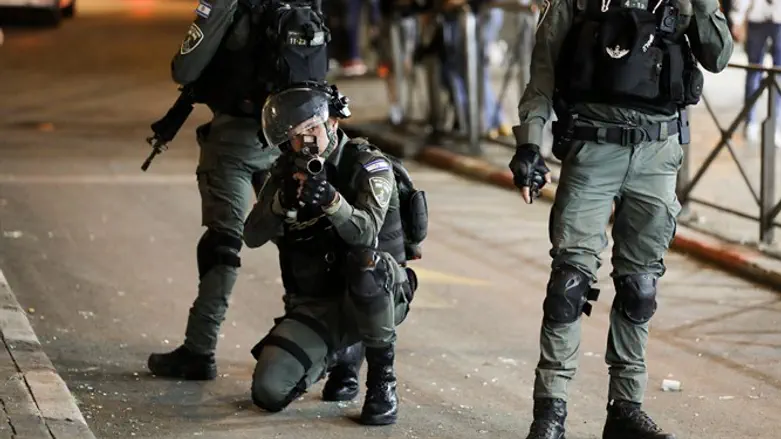 Border Police facing rioters in Jerusalem