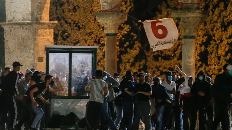 Arabs riot on the Temple Mount