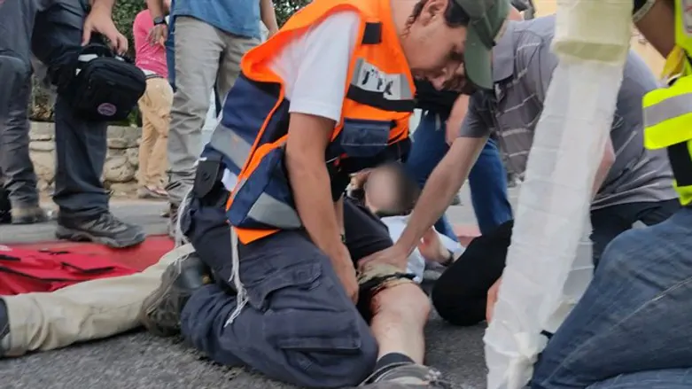 Lod: Jew wounded by Arab gunfire