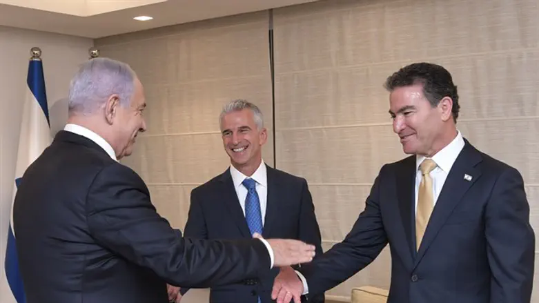 Netanyahu with Yossi Cohen and his successor, David Barnea
