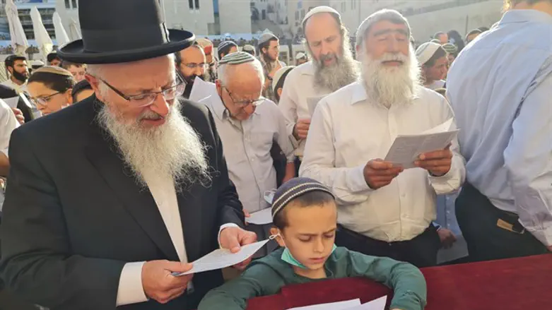 Rabbi Eliyahu leads prayer rally