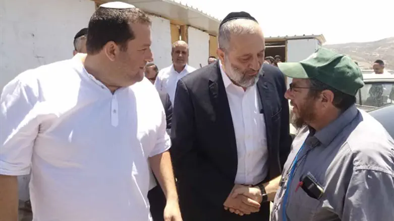IDU director Yekutiel Ben-Yaakov welcomes Shas leader Aryeh Deri to Evyatar.