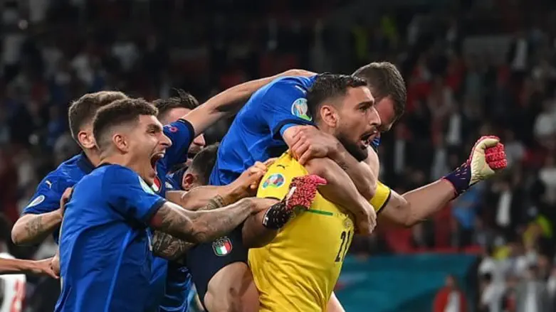 שחקני איטליה חוגגים עם כוכב הניצחון - השוער דואנרמה