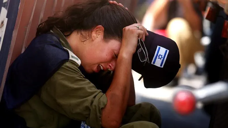 Israeli army officer women cries as they are evacuating Neve Dekalim