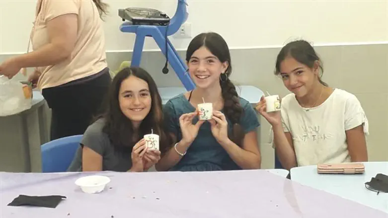 Moriah (in blue) and her friends from Jerusalem during the workshop 