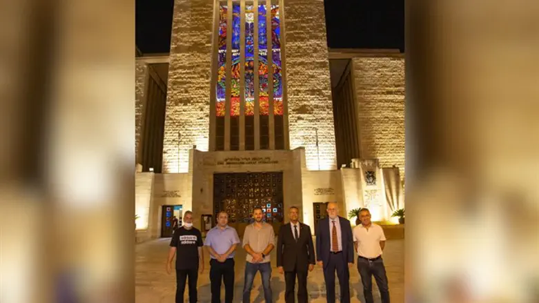 משה ליאון יחד עם גבאי בית הכנסת הגדול בירושלים
