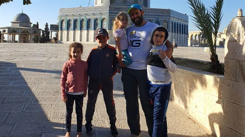 Yehuda Naumburg and his children on the Temple Mount