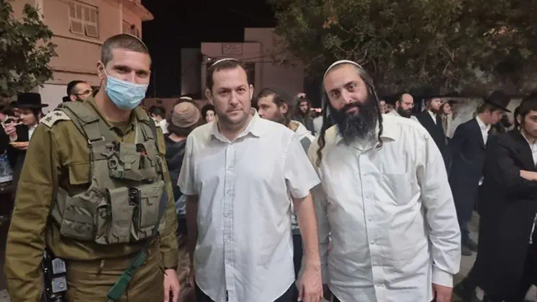 Yossi Dagan (c.) with Brig.-Gen. Weiss and Netanel Masbi of the holy sites admin.