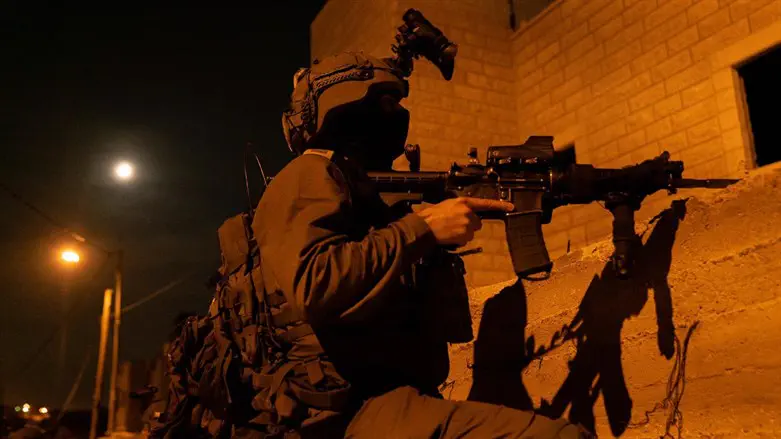 IDF soldiers arrest terrorists (archive)