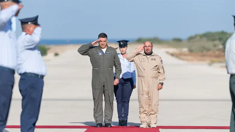 El Comandante de la Fuerza Aérea de los Emiratos con el Mayor General Amikam Nurkin