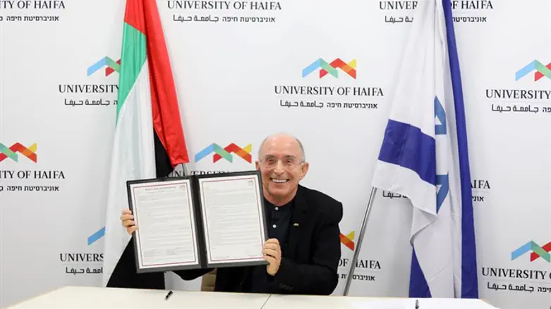 Prof. Ron Robin presents the University's MOU agreement with the UAE’s Zayed University
