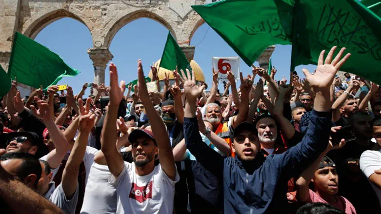 Hamas flags on the Temple Mount