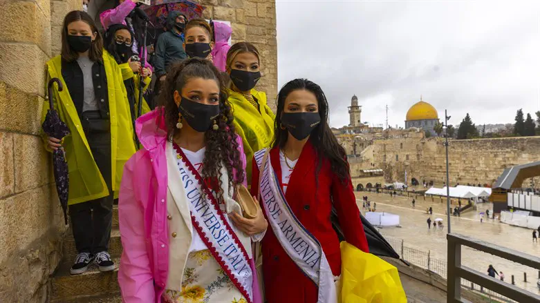 Contestants of the Miss Universe pageant held in Eilat visit the Western Wall