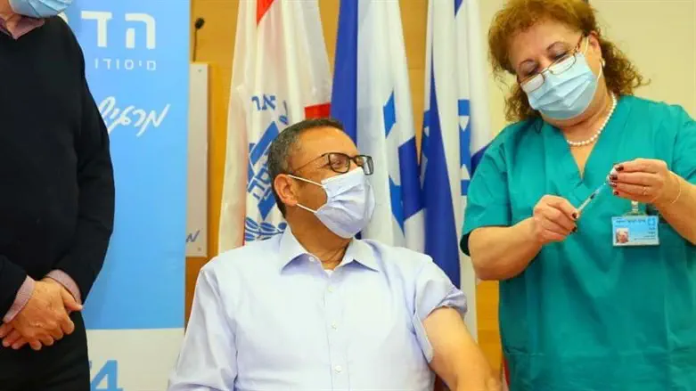 Moshe Leon receives vaccine