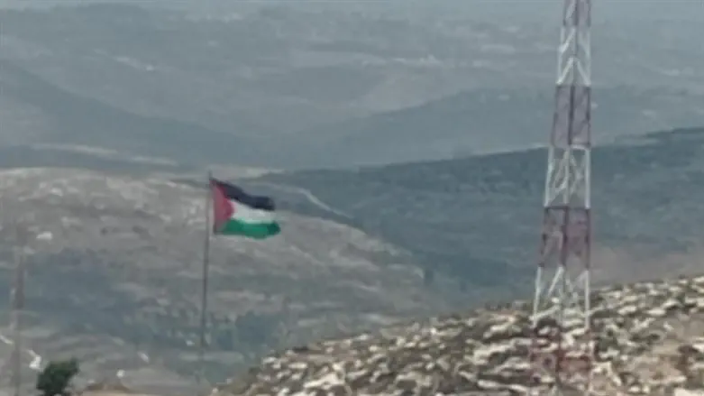 דגל פלסטין במרחק הליכה משער הבסיס הצבאי