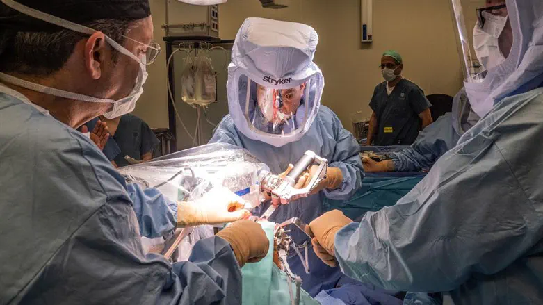 ניתוח החלפת ברך עם רובוט באיכילוב