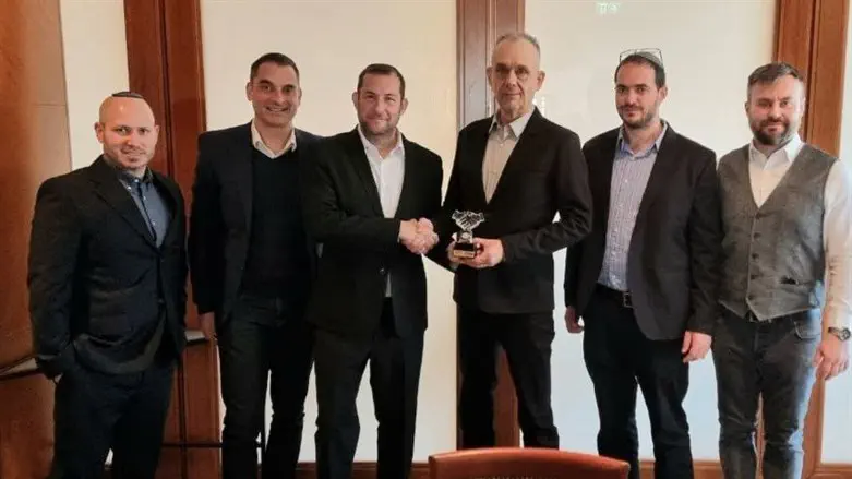 Delegation from Heviz with Yossi Dagan (fourth from right)