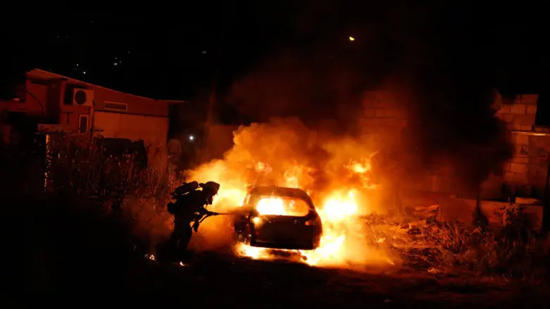 Israeli car torched in Shimon HaTzaddik (Sheikh Jarrah) neighborhood, Jerusalem