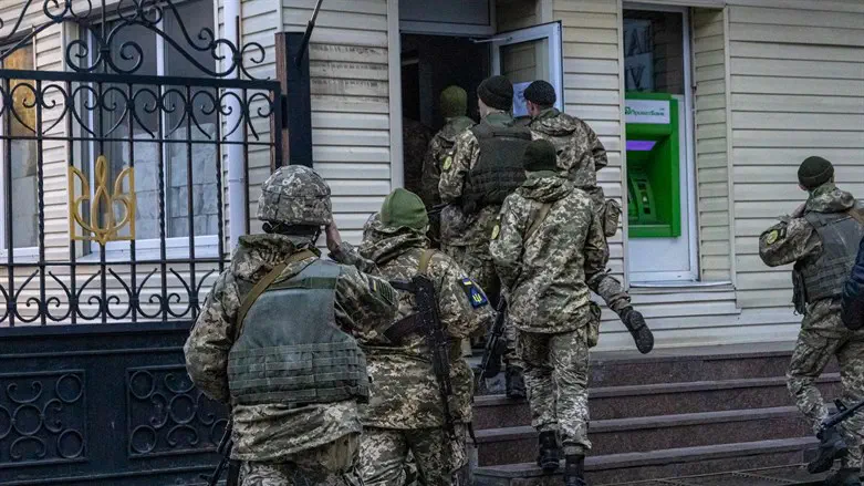Ukrainian soldiers in the city of Kharkiv